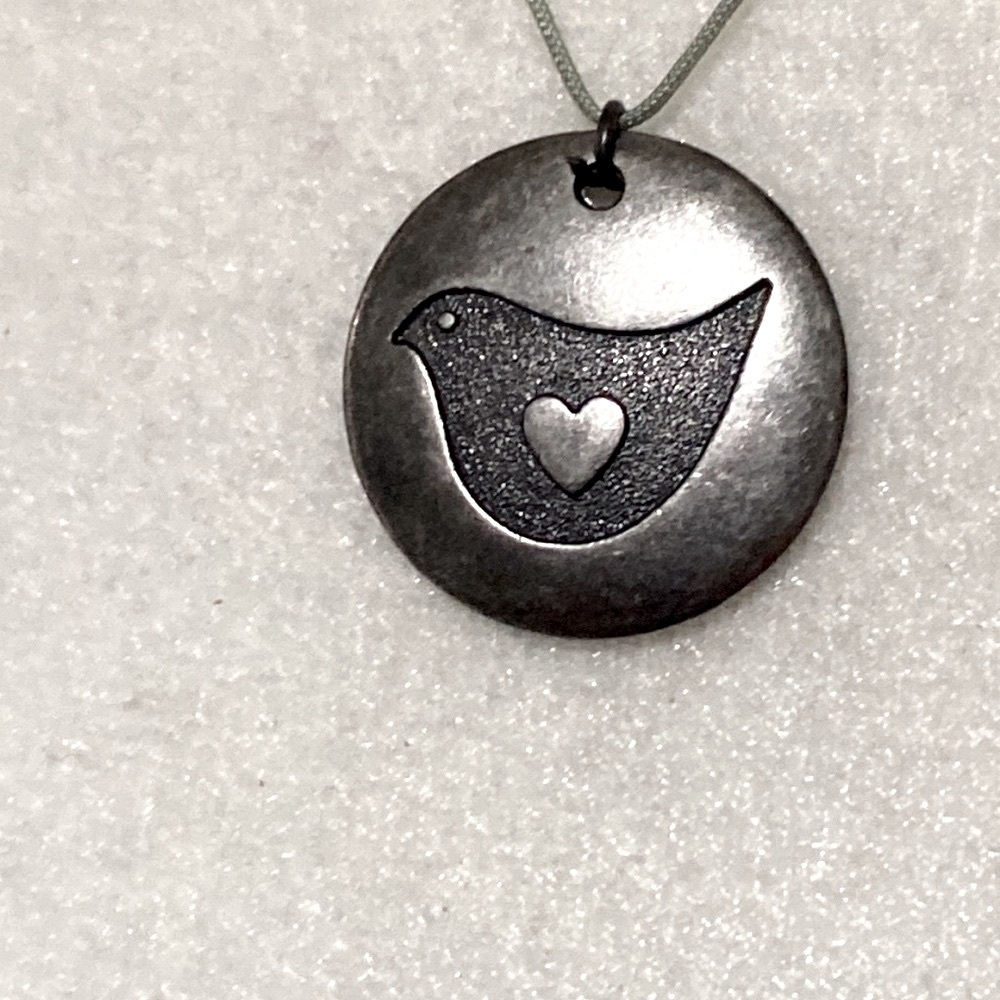 Vintage Hallmark HMK Pewter Style Bird & Heart Disc Pendant Necklace - Picture 4 of 16